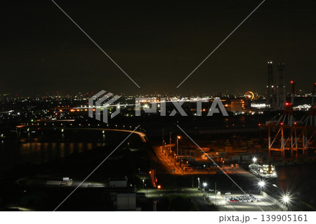 夜の港湾と工場夜景のパノラマ都市風景 139905161