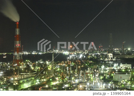 煌めく工場夜景と煙突のパノラマ産業風景 139905164
