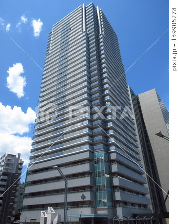 隅田川テラスから望む新川エリアのタワーマンションと青空 隅田川テラスから望む新川エリアのタワーマンションと青空 139905278