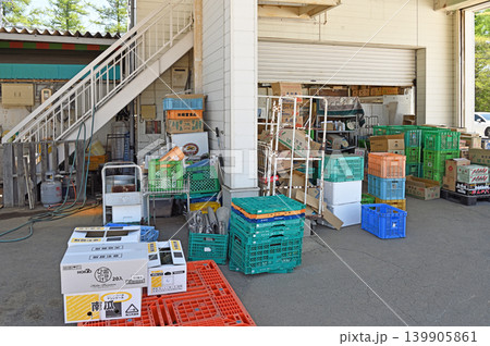 野辺山の青果集荷場　色鮮やかなコンテナと段ボールが並ぶ初夏の屋外風景 139905861