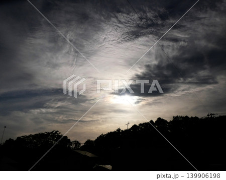天気の良い日の雲に出来た彩雲 雲が鮮やかな虹色に染まる幸運のサインの彩雲 天気の良い日の雲に出来た彩雲 雲が鮮やかな虹色に染まる幸運のサインの彩雲 139906198