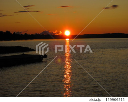 フィンランドの湖に沈む夕日 フィンランドの湖に沈む夕日 139906213