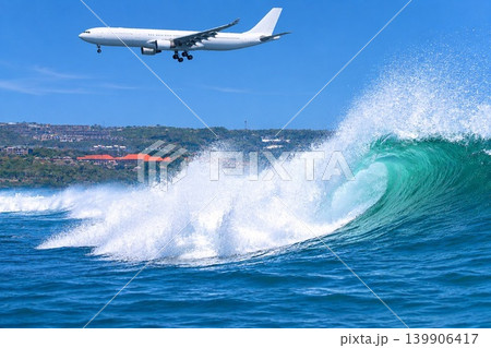 青い海の大波と上空を飛ぶ旅客機 青い海の大波と上空を飛ぶ旅客機 139906417