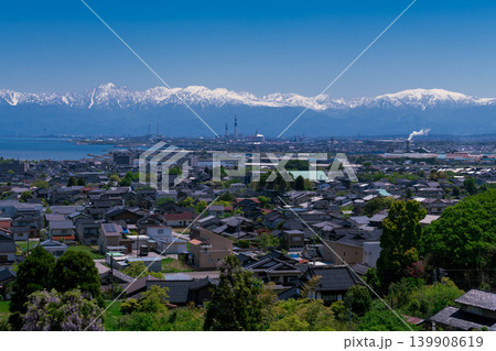 氣多の杜（もり）高志のみはらしから望む新湊大橋と立山連峰 139908619