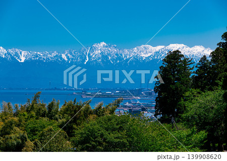 里山展望台から望む新湊大橋と立山連峰 里山展望台から望む新湊大橋と立山連峰 139908620