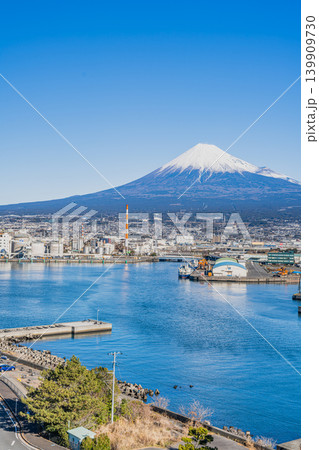 富士市の街並みと田子の浦港の風景(静岡県) 富士市の街並みと田子の浦港の風景(静岡県) 139909730