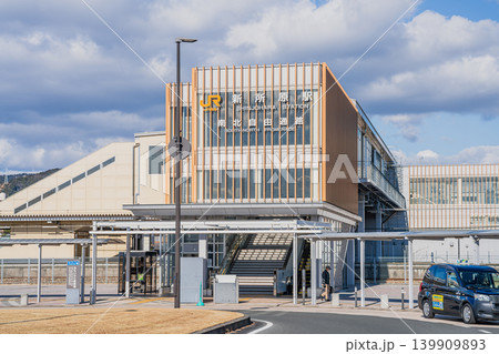 湖西市の雲の多い青空とJR新所原駅の近代的な駅舎 風景素材（アスペクト比3:2）(静岡県) 139909893