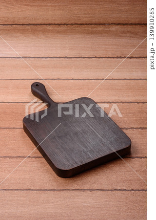 Empty wooden cutting board for preparing ingredients for home cooking. An empty cutting board 139910285