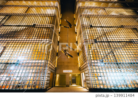 夜に輝く銀座メゾンエルメスのガラスブロック建築 夜に輝く銀座メゾンエルメスのガラスブロック建築 139911484