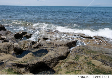 湘南 稲村ケ崎の岩場の海岸 湘南 稲村ケ崎の岩場の海岸 139911581