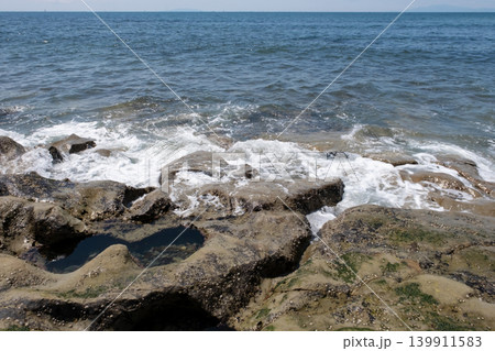 湘南 稲村ケ崎の岩場の海岸 湘南 稲村ケ崎の岩場の海岸 139911583