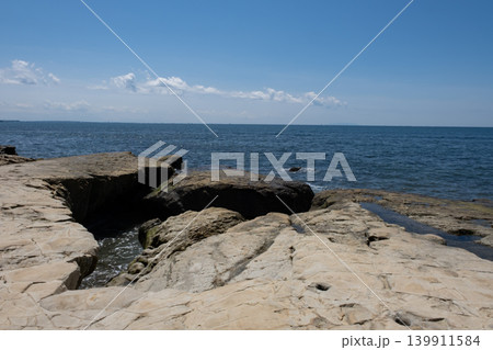 湘南  稲村ケ崎の岩場の海岸 139911584
