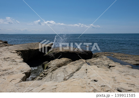 湘南 稲村ケ崎の岩場の海岸 湘南 稲村ケ崎の岩場の海岸 139911585