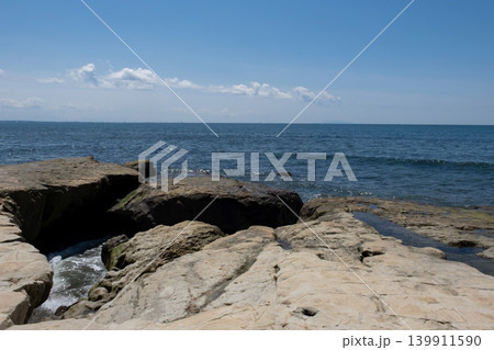 湘南 稲村ケ崎の岩場の海岸 湘南 稲村ケ崎の岩場の海岸 139911590