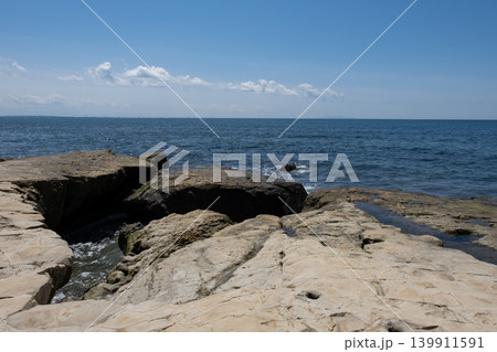湘南 稲村ケ崎の岩場の海岸 湘南 稲村ケ崎の岩場の海岸 139911591