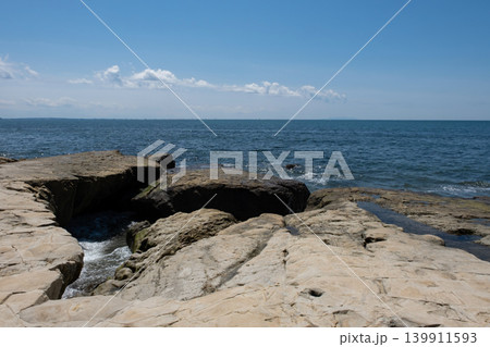 湘南 稲村ケ崎の岩場の海岸 湘南 稲村ケ崎の岩場の海岸 139911593