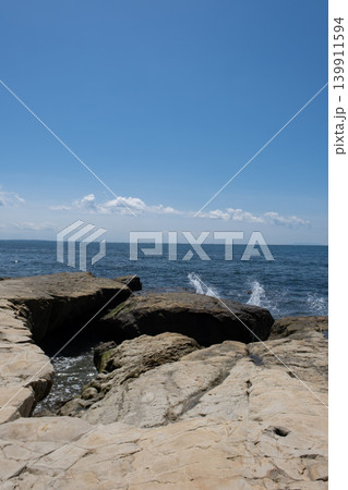 湘南  稲村ケ崎の岩場の海岸 139911594