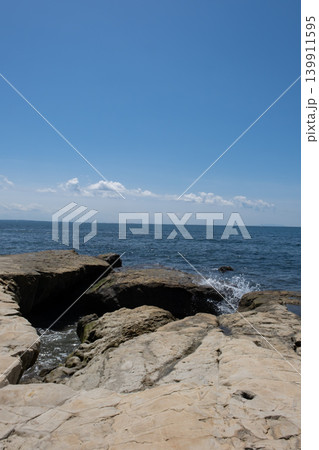 湘南 稲村ケ崎の岩場の海岸 湘南 稲村ケ崎の岩場の海岸 139911595