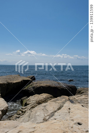 湘南  稲村ケ崎の岩場の海岸 139911599