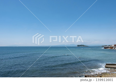 青い海と青い空 稲村ケ崎から江の島を望む 青い海と青い空 稲村ケ崎から江の島を望む 139911601