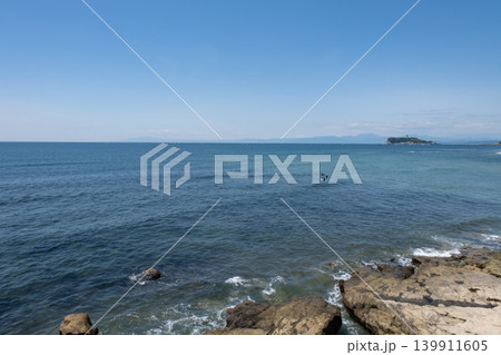 青い海と青い空 稲村ケ崎から江の島を望む 青い海と青い空 稲村ケ崎から江の島を望む 139911605