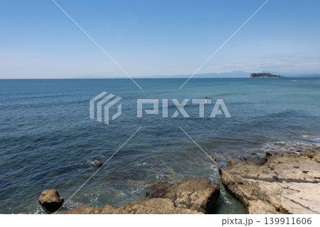 青い海と青い空 稲村ケ崎から江の島を望む 青い海と青い空 稲村ケ崎から江の島を望む 139911606