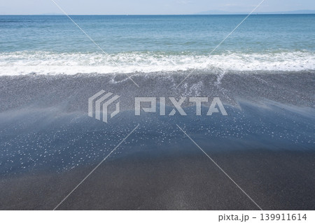 砂浜に打ち寄せる波 139911614