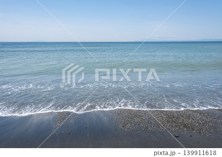 砂浜に打ち寄せる波 砂浜に打ち寄せる波 139911618