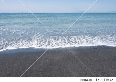 砂浜に打ち寄せる波 砂浜に打ち寄せる波 139911632
