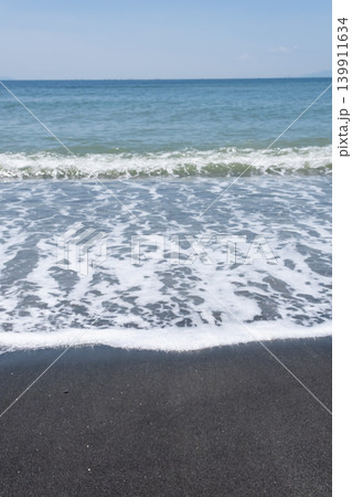 砂浜に打ち寄せる波 砂浜に打ち寄せる波 139911634