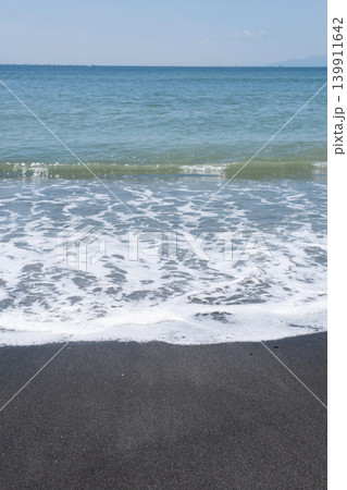 砂浜に打ち寄せる波 139911642