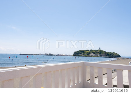 歩道から片瀬東浜・江の島を見た風景 139911656