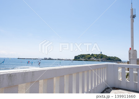 歩道から片瀬東浜・江の島を見た風景 歩道から片瀬東浜・江の島を見た風景 139911660