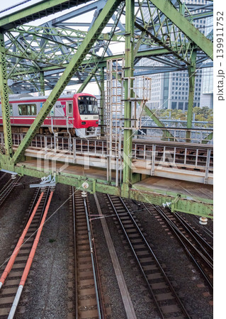 【京急本線】八ツ山橋梁を通過する普通列車 【京急本線】八ツ山橋梁を通過する普通列車 139911752