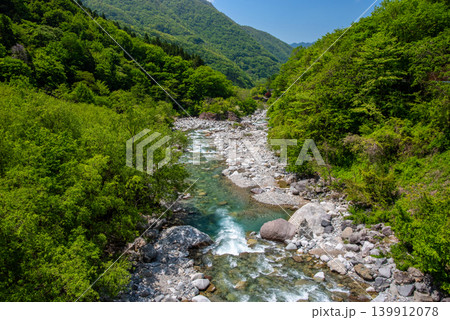 新緑シーズンの奥飛騨温泉郷「新穂高温泉」周辺の渓流《岐阜県 高山市》 139912078