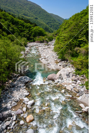 新緑シーズンの奥飛騨温泉郷「新穂高温泉」周辺の渓流《岐阜県 高山市》 139912081
