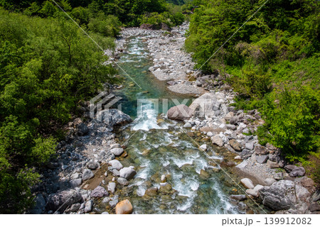 新緑シーズンの奥飛騨温泉郷「新穂高温泉」周辺の渓流《岐阜県 高山市》 139912082