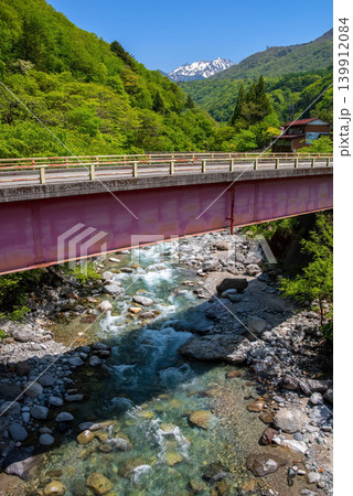 新緑シーズンの奥飛騨温泉郷「新穂高温泉」周辺の渓流《岐阜県 高山市》 新緑シーズンの奥飛騨温泉郷「新穂高温泉」周辺の渓流《岐阜県 高山市》 139912084