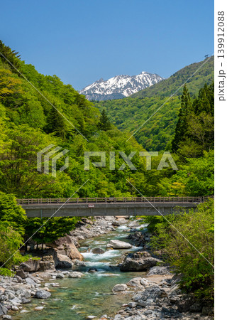 新緑シーズンの奥飛騨温泉郷「新穂高温泉」周辺の渓流《岐阜県 高山市》 新緑シーズンの奥飛騨温泉郷「新穂高温泉」周辺の渓流《岐阜県 高山市》 139912088