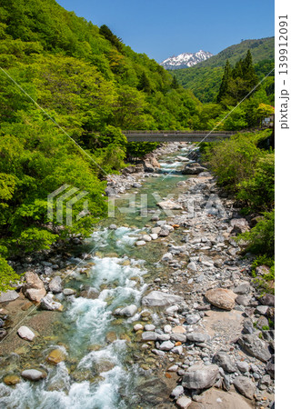 新緑シーズンの奥飛騨温泉郷「新穂高温泉」周辺の渓流《岐阜県 高山市》 新緑シーズンの奥飛騨温泉郷「新穂高温泉」周辺の渓流《岐阜県 高山市》 139912091
