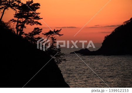岩の間から見る夕景 岩の間から見る夕景 139912153