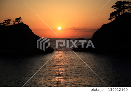 水平線に沈む夕日 139912169
