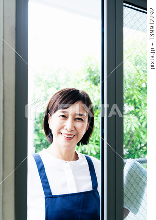 窓の掃除をする女性 139912292