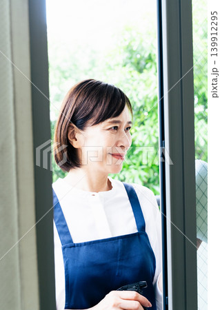 窓の掃除をする女性 窓の掃除をする女性 139912295
