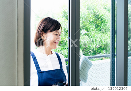 窓の掃除をする女性 139912305
