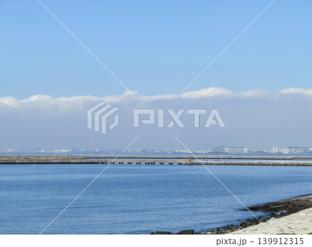 検見川浜での青空と白い雲 139912315