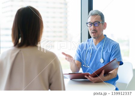 医師から説明を受ける女性 139912337
