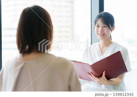 医師から説明を受ける女性 139912342