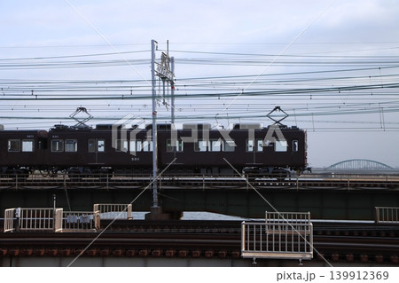 新淀川橋梁を渡る阪急京都線5300系電車_2026/2/23撮影 新淀川橋梁を渡る阪急京都線5300系電車_2026/2/23撮影 139912369
