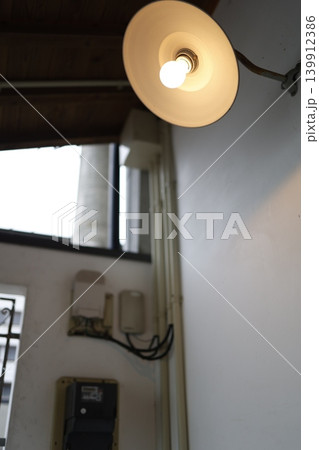 電気代のイメージ。レトロな照明とぼかした電力量計。 139912386